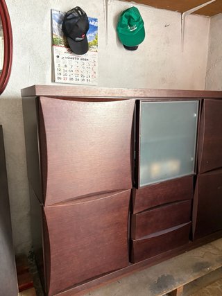 Mueble madera con puertas de cristal