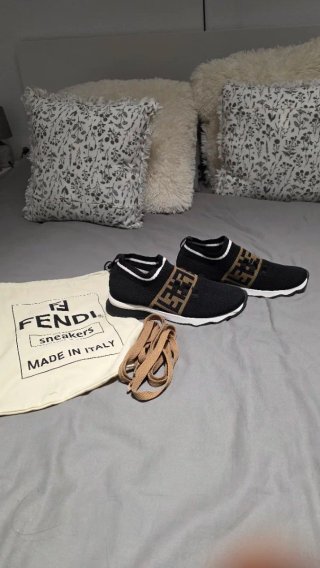 Fendi Sneakers Negro y Dorado