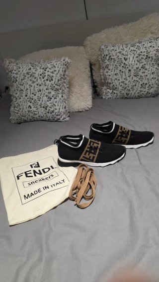 Fendi Sneakers Negro y Dorado