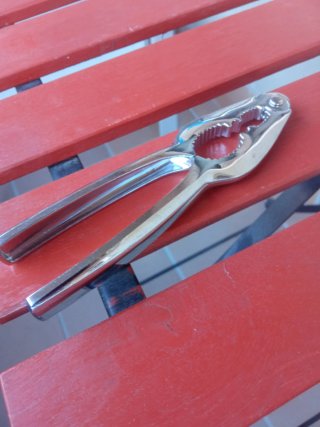 Cascanueces de metal plateado