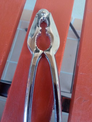 Cascanueces de metal plateado