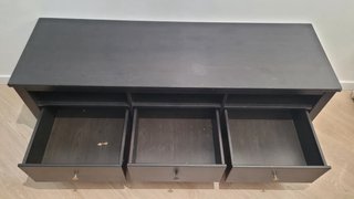 Mueble TV negro con cajones y huecos