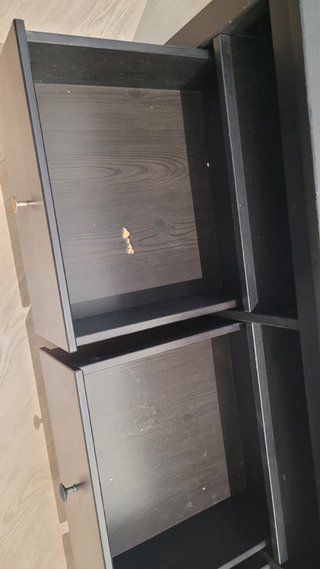 Mueble TV negro con cajones y huecos