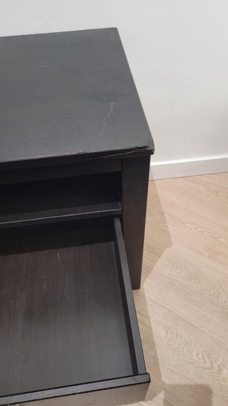 Mueble TV negro con cajones y huecos
