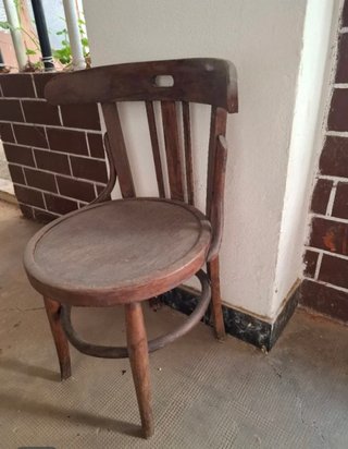 Silla antigua de madera