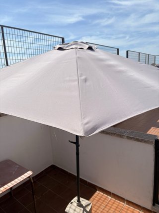 Sombrilla de terraza gris con manivela