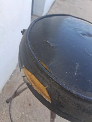 Taburete giratorio 3 patas con reposapiés