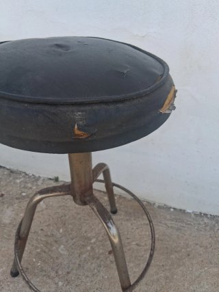 Taburete giratorio 3 patas con reposapiés