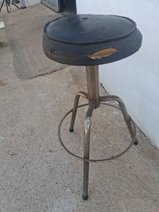 Taburete giratorio 3 patas con reposapiés