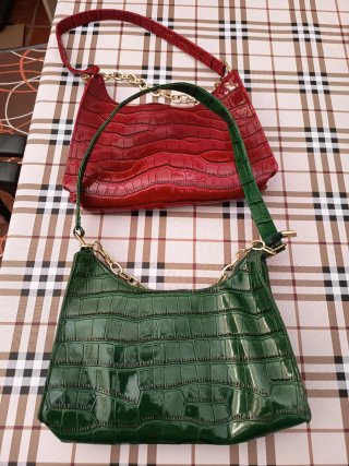 Dos bolsos efecto piel cocodrilo
