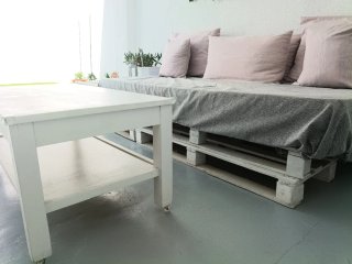 Sofá y mesa de palets blancos