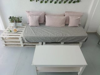 Sofá y mesa de palets blancos