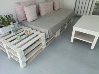 Sofá y mesa de palets blancos