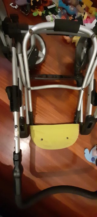 Andador infantil con asiento amarillo