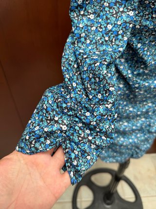 Vestido azul floral manga larga