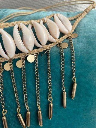Collar de conchas y cadenas