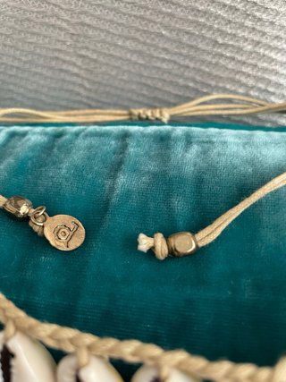 Collar de conchas y cadenas
