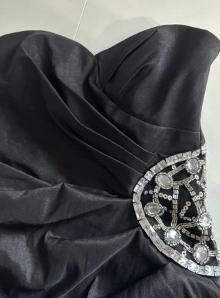 Vestido palabra de honor negro con pedrería