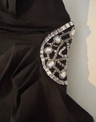 Vestido palabra de honor negro con pedrería