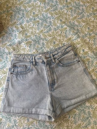 Pantalón corto vaquero desgastado