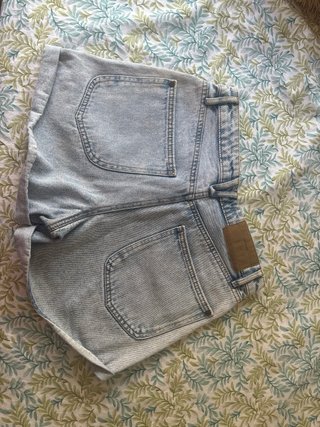 Pantalón corto vaquero desgastado