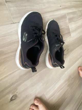 Zapatillas Skechers Negras y Doradas