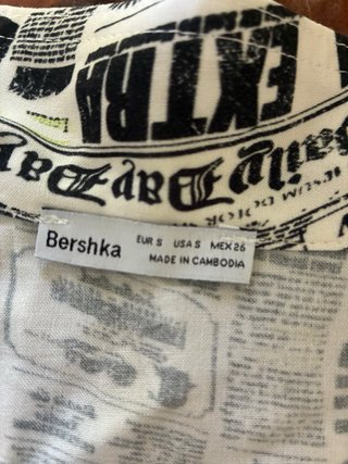 Top corto estampado periódico Bershka