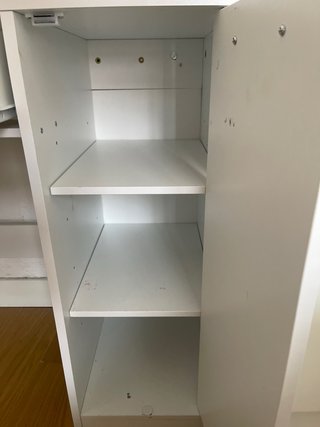 Tocador blanco con espejo y estantes