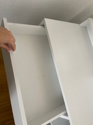 Tocador blanco con espejo y estantes