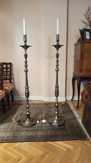 Candelabros de iglesia.
