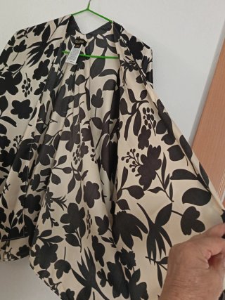Blusa Beige y Negra Floral