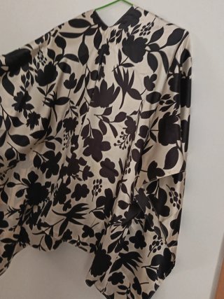 Blusa Beige y Negra Floral