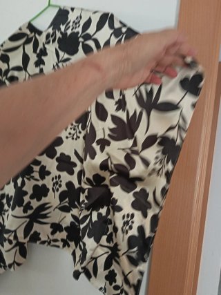 Blusa Beige y Negra Floral