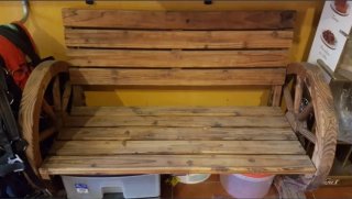 Banco de madera rústico con ruedas de carreta