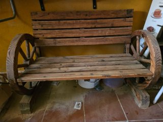 Banco de madera rústico con ruedas de carreta