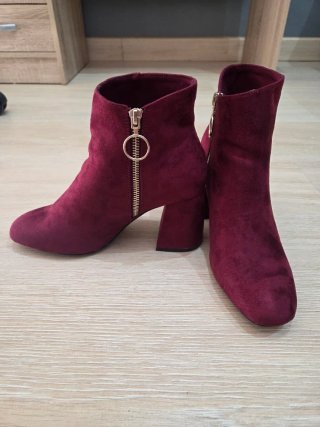 Botines burdeos Stradivarius con cremallera