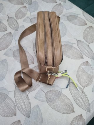 Bolso bandolera beige y marrón