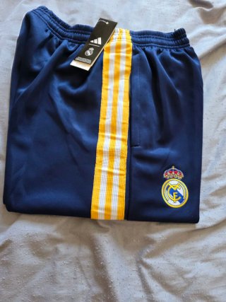 Chándal deportivo R.M azul y Dorado.