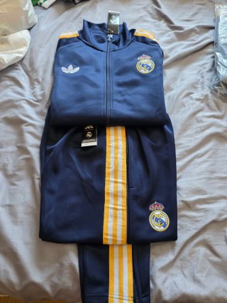 Chándal deportivo R.M azul y Dorado.