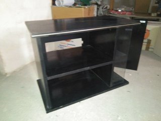 Mueble TV negro con puerta