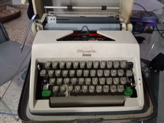 Máquina de escribir Olympia Monica