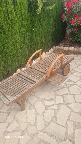 Tumbona de madera para jardín