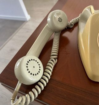 Teléfono antiguo de rueda beige