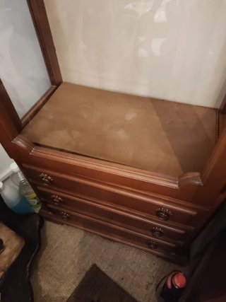 Vitrina de madera con cristal