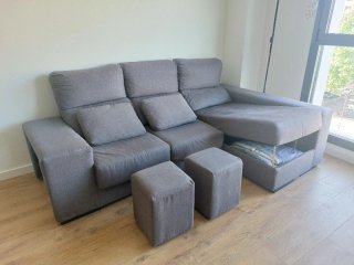Sofá chaiselongue gris con asientos deslizantes