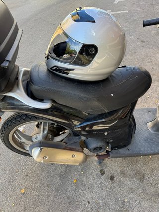 Aprilia Scarabeo 50 negra + Casco M (1 mes ant.)