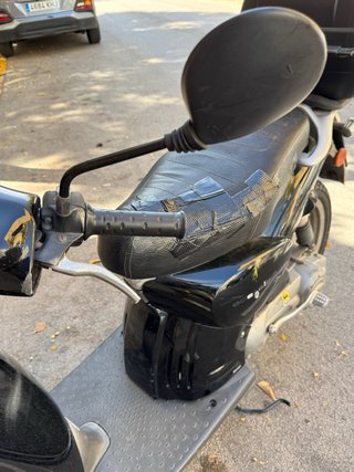 Aprilia Scarabeo 50 negra + Casco M (1 mes ant.)