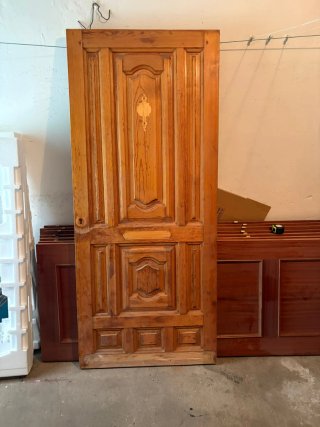 Puerta de madera maciza