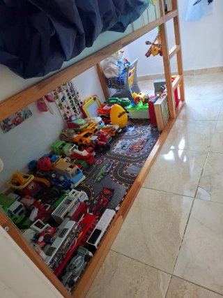 Cama infantil con dosel