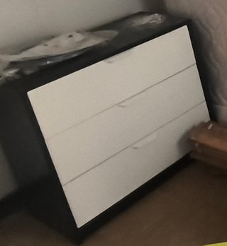 Cajonera de madera blanca y negra